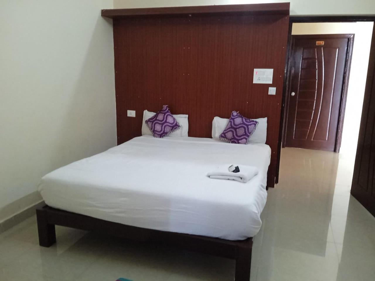 Grand Jp Inn Near 2 Km From Gundlupet Bus Stand מראה חיצוני תמונה