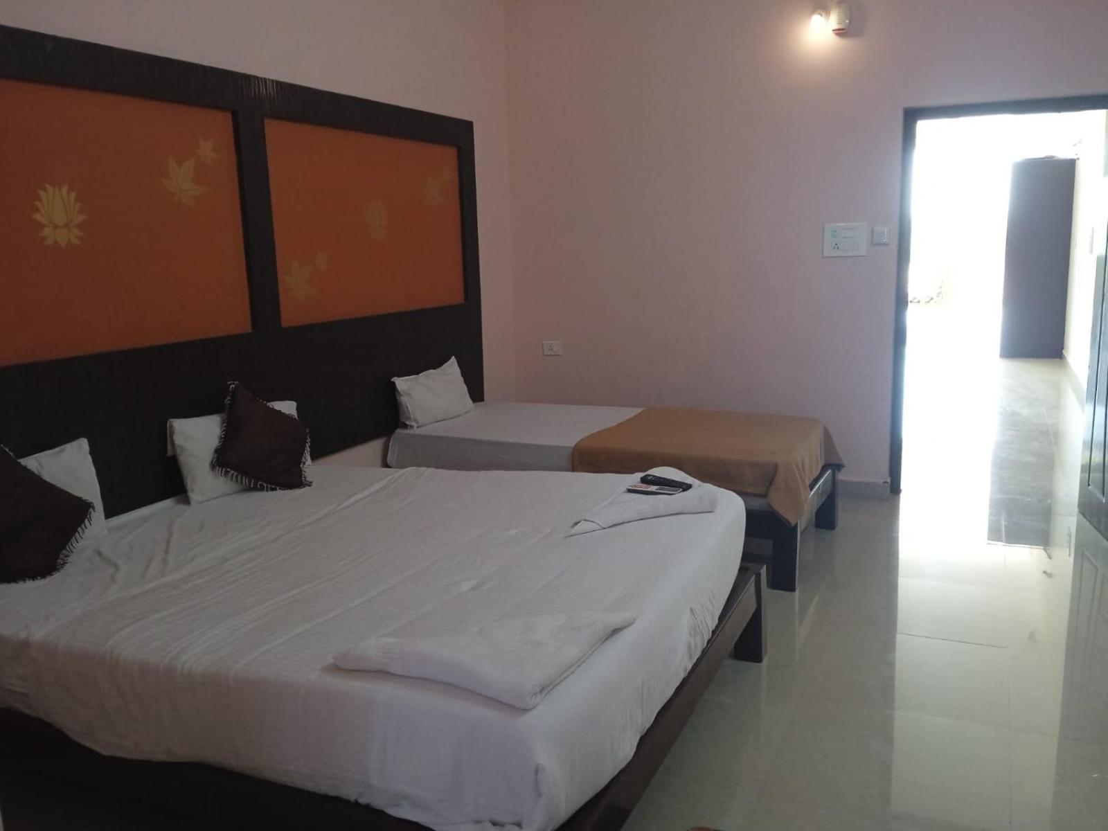 Grand Jp Inn Near 2 Km From Gundlupet Bus Stand מראה חיצוני תמונה