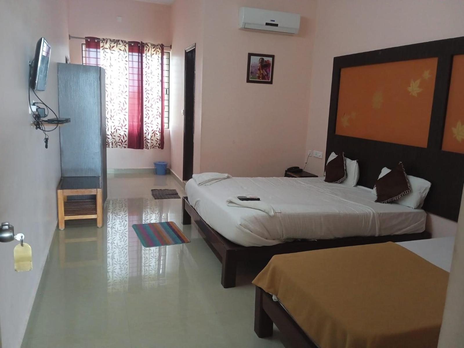 Grand Jp Inn Near 2 Km From Gundlupet Bus Stand מראה חיצוני תמונה