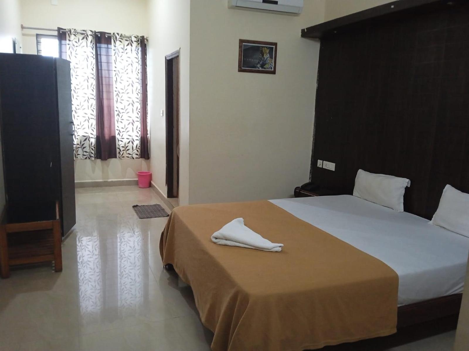 Grand Jp Inn Near 2 Km From Gundlupet Bus Stand מראה חיצוני תמונה